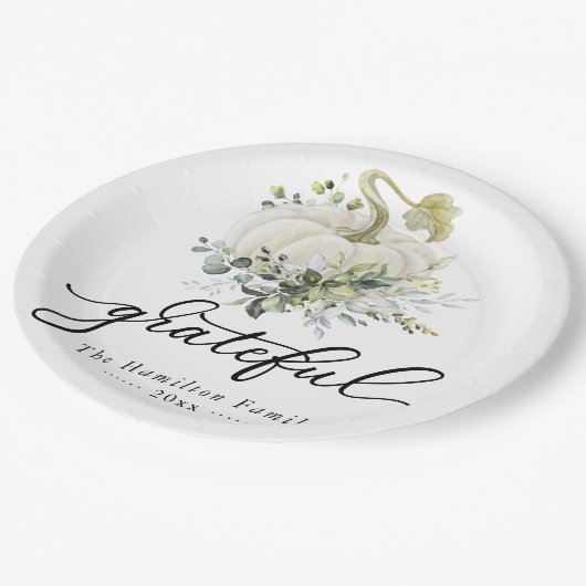 Grateful Greenery White Pumpkin Erntedank Pappteller (Schrägansicht)