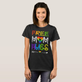 Gratis Mama Hugs Hemd Regenbogen Herz LGBT Pride M T-Shirt (Vorne ganz)