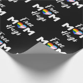 Gratis Mama Hugs II - Rainbow Gay Trans Pride Geschenkpapier (Ecke)