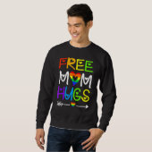 Gratis Mama Hugs Rainbow Herzblut Pride Monat 3 Sweatshirt (Vorne ganz)