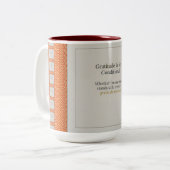 Gratitude Remains: Cozy Up with This Affirmation Zweifarbige Tasse (Vorderseite Links)