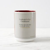 Gratitude Remains: Cozy Up with This Affirmation Zweifarbige Tasse (Mittel)