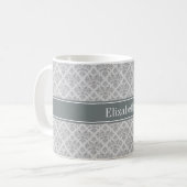 Grau auf Gray Damask #3 Karkohlenamens Monogram Kaffeetasse (Vorderseite Links)