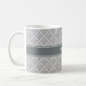 Grau auf Gray Damask #3 Karkohlenamens Monogram Kaffeetasse (Links)