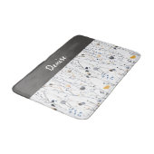 Grau Blau Aquarell Wildblumen Monogramm Badematte (Schrägansicht)
