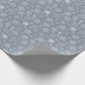 Grau Blau Schneeflocken Muster Geschenkpapier (Ecke)