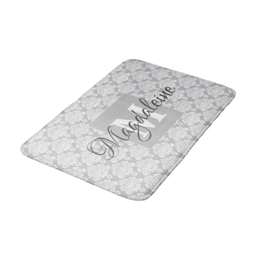 Grau Damaske Bath Mat mit Monogramm und Name Badematte (Schrägansicht)