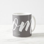 Grau | Einfache Typografie Mama EST. Mug Kaffeetasse (VorderseiteRechts)