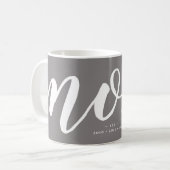 Grau | Einfache Typografie Mama EST. Mug Kaffeetasse (Vorderseite Links)