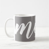 Grau | Einfache Typografie Mama EST. Mug Kaffeetasse (Links)