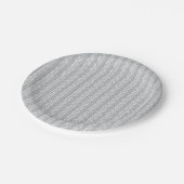 Grau gezeichnetes Chevron-Muster Pappteller (Schrägansicht)