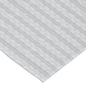Grau gezeichnetes Chevron-Muster Tischdecke (Schrägansicht)
