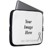 Grau / Grau Standard Ribbon von Kenneth Yoncich Laptopschutzhülle (Vorne Rechts)