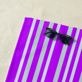 Grau-grüne Streifen auf Hübschen Lila Streifen Strandtuch (Beispiel)