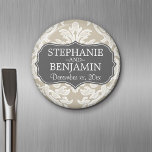 Grau & Linen Beige Damask Muster Gastgeschenk Hoch Magnet<br><div class="desc">Ein klassisches Muster in trendigen Farben,  das Sie mit Ihren Jubiläumsdaten personalisieren können. Klicken Sie auf die Schaltfläche Anpassen,  um das Kunstwerk bei Bedarf anzupassen.</div>