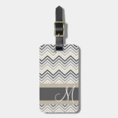 Grau & Linen Beige Zickzack Muster mit Monogramm Gepäckanhänger (Vorderseite vertikal)