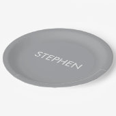 Grau minimalistischer benutzerdefinierter Name Pappteller (Schrägansicht)