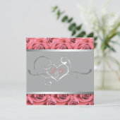 Grau mit Coral Pink Roses Mit Monogramm Einladung (Stehend Vorderseite)