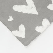 Grau mit weißen Herzen Fleecedecke (Ecke)