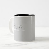 Grau Monogram Modernes Minimalistisch Zweifarbige Tasse (Vorderseite Links)