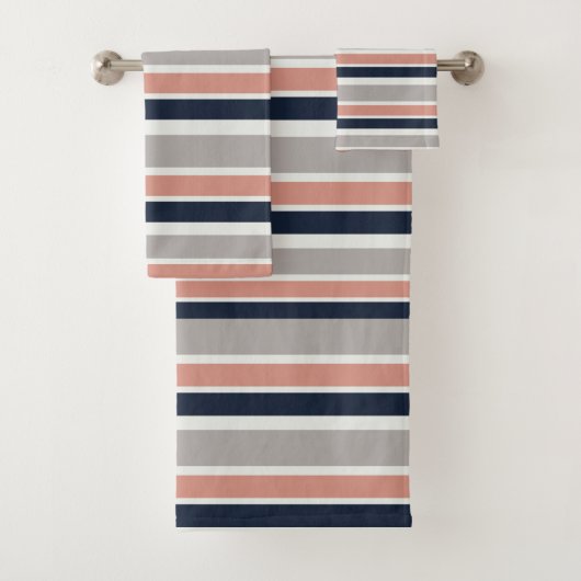 Grau Navy Blue Pink Coastal Stripes Muster Badhandtuch Set (Insitu)