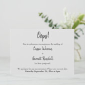 Grau "Oops!" Verspätete Hochzeitsankündigung Einladung (Stehend Vorderseite)