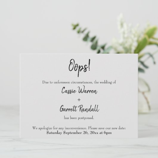 Grau "Oops!" Verspätete Hochzeitsankündigung Einladung (Stehend Vorderseite)