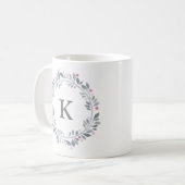 Grau Rosa Florales Monogramm Kaffeetasse (Vorderseite Links)