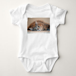 Grau, TAN, weiße langhaarige Katze durch Shirley Baby Strampler