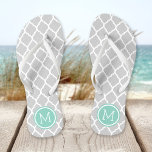 Grau und Aqua-marokkanische Quatrefolienmonogramm Badesandalen<br><div class="desc">Maßgeschneiderte,  bedruckte Flop-Sandalen mit einem stilvollen marokkanischen Quartrefolienmuster und einem eigenen Monogramm oder einem anderen Text in einem Kreisrahmen. Klicken Sie auf Anpassen,  um Schriftart und Farben zu ändern oder eigene Bilder hinzuzufügen,  um ein einzigartiges Design zu erstellen!</div>