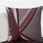 Grau und Burgund Abstraktes Kissen<br><div class="desc">Grau- und Bordeaux-Kissen mit einem abstrakten, künstlerischen Design in Bordeaux- und Grautönen mit weißen Akzenten auf grauem Hintergrund. Diese abstrakte Komposition basiert auf Kombinationen von wiederholten Bändern, die überlagert und miteinander verbunden werden, um ein kompliziertes und komplexes abstraktes Muster zu bilden. Die Akzente in Grau, Bordeaux, Weiß und Wein sind...</div>