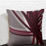 Grau und Burgund Abstraktes Kissen<br><div class="desc">Grau- und Bordeaux-Kissen mit einem abstrakten, künstlerischen Design in Bordeaux- und Grautönen mit weißen Akzenten auf grauem Hintergrund. Diese abstrakte Komposition basiert auf Kombinationen von wiederholten Bändern, die überlagert und miteinander verbunden werden, um ein kompliziertes und komplexes abstraktes Muster zu bilden. Die Akzente in Grau, Bordeaux, Weiß und Wein sind...</div>