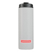 Grau und Coral Tiny Dots Monogram Thermosbecher (Vorderseite)