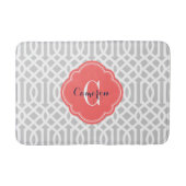 Grau und Coral Trellis Monogram Badematte (Vorderseite)