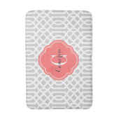 Grau und Coral Trellis Monogram Badematte (Vorderseite Vertikal)