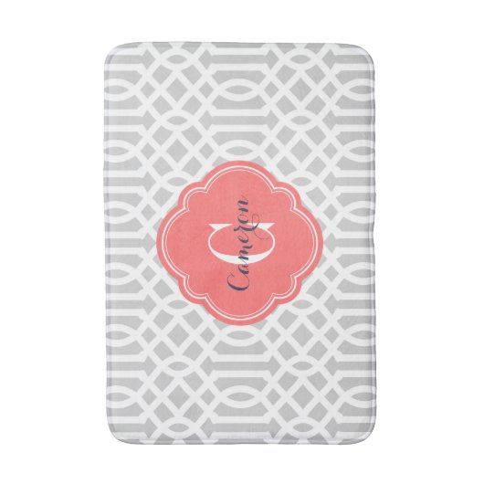 Grau und Coral Trellis Monogram Badematte (Vorderseite Vertikal)