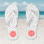 Grau und Coral Trellis Monogram Badesandalen<br><div class="desc">Maßgeschneiderte,  bedruckte Flop-Sandalen mit einem stilvollen,  modernen Trellis-Muster und einem eigenen Monogramm oder einem anderen Text in einem Kreisrahmen. Klicken Sie auf Anpassen,  um Schriftart und Farben zu ändern oder eigene Bilder hinzuzufügen,  um ein einzigartiges Design zu erstellen!</div>