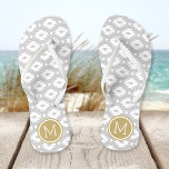 Grau und Gold Aztec Monogram Badesandalen<br><div class="desc">Maßgeschneiderte,  bedruckte Flop-Sandalen mit einem geometrischen Aztec-Muster und einem eigenen Monogramm oder einem anderen Text in einem Kreisrahmen. Klicken Sie auf Anpassen,  um Schriftart und Farben zu ändern oder eigene Bilder hinzuzufügen,  um ein einzigartiges Design zu erstellen!</div>