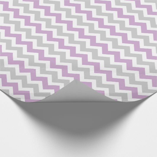Grau und Lila Zigzag Zickzack Streifen Geschenkpapier (Ecke)