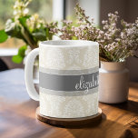 Grau- und Linenmuster Vintag Damask Muster mit Nam Kaffeetasse<br><div class="desc">Ein elegantes Muster mit einem eleganten Schriftart,  der für eine weibliche Frau entworfen wurde. Fügen Sie Ihren Namen oder Ihre Monogramm hinzu. Wenn Sie das Kunstwerk anpassen müssen,  klicken Sie auf die Schaltfläche Anpassen,  um Änderungen vorzunehmen.</div>