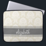 Grau- und Linenmuster Vintag Damask Muster mit Nam Laptopschutzhülle<br><div class="desc">Ein elegantes Muster mit einem eleganten Schriftart,  der für eine weibliche Frau entworfen wurde. Fügen Sie Ihren Namen oder Ihre Monogramm hinzu. Wenn Sie das Kunstwerk anpassen müssen,  klicken Sie auf die Schaltfläche Anpassen,  um Änderungen vorzunehmen.</div>