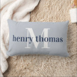 Grau und Marine | Name und Monogramm-Kinderzimmer Lendenkissen<br><div class="desc">Personalisieren Sie dieses blaugraue und marinöse Kissen mit Babynamen und Monogramm für eine perfekte Ergänzung zu seinem Kinderzimmer. Das hellgraublaue Kissen trägt den Namen des Babys in marineblau,  überlagert auf einem Single in weißer Form. Fügen Sie ihr Geburtsdatum oder eine benutzerdefinierte Nachricht auf die Rückseite.</div>