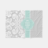 Grau und Minze Damask Polka Dots Monogramm Fleecedecke (Vorderseite (Horizontal))