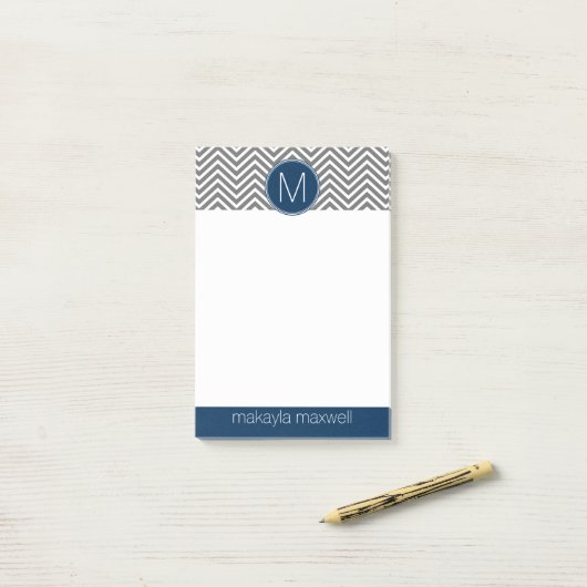 Grau und Navy Blue Chevrons mit Single Monogram Post-it Klebezettel (Auf Schreibtisch)