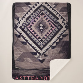 Grau und rosa Aztec Quilt Sherpadecke