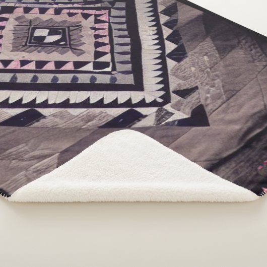 Grau und rosa Aztec Quilt Sherpadecke (3/4)