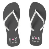 Grau und rosa Moderne Hochzeitsmonogramm Badesandalen (Fußbett)