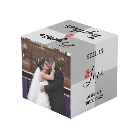 Grau und Rot mit Namen und Foto Jubiläum Würfel (Rückseite Schrägansicht)