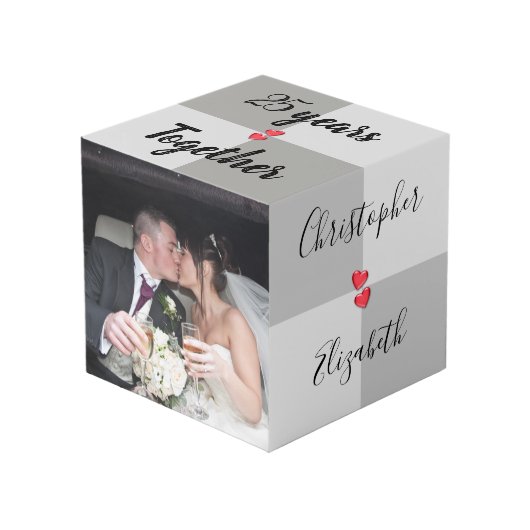 Grau und Rot mit Namen und Foto Jubiläum Würfel (Vorderseite Schrägansicht)