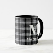 Grau und Schwarz Kariert mit Monogrammname Tasse (VorderseiteRechts)
